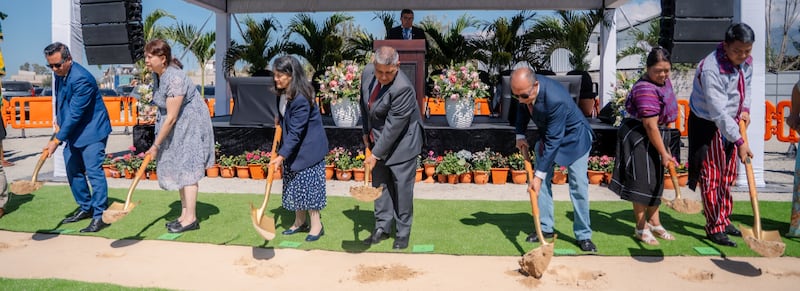 Elder Patricio M. Giuffra — Setenta Autoridade Geral e presidente da Área América Central, quarto da esquerda — e sua esposa, Sister Maria Giuffra, terceira da esquerda, estão com líderes locais da Igreja e membros da comunidade para iniciar a construção do Templo de Huehuetenango Guatemala no sábado, 14 de março de 2026, em Huehuetenango, Guatemala.