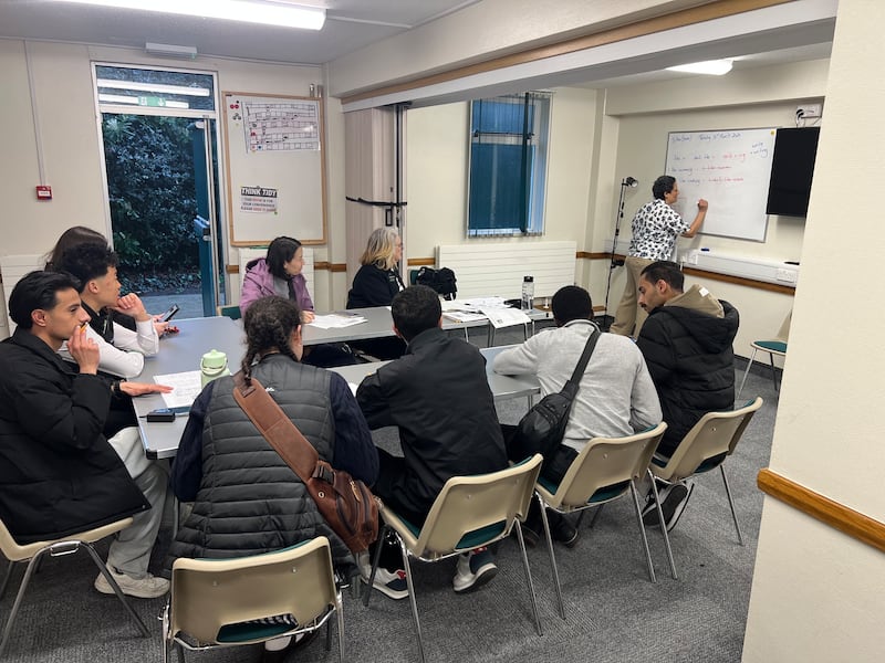 Estudantes assistem a uma aula de EnglishConnect no edifício do Ramo Bournemouth na Estaca de Southampton Inglaterra na terça-feira, 14 de julho de 2026.