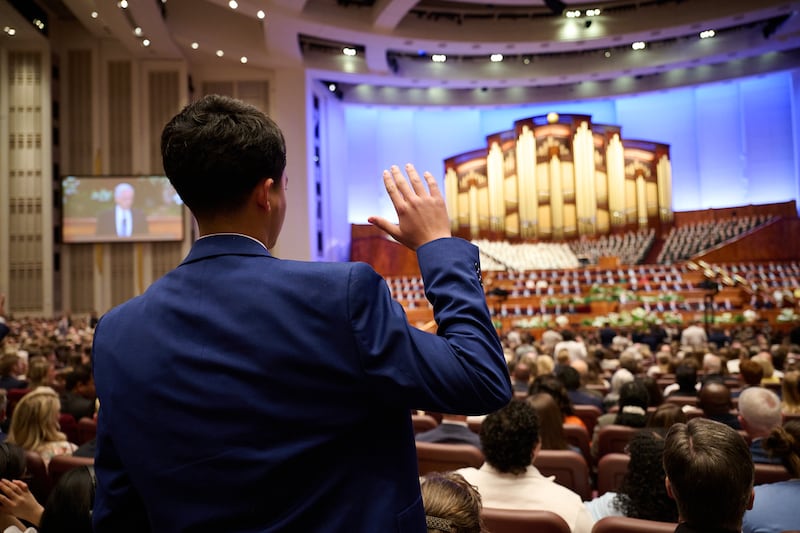 Um jovem faz um voto de apoio durante a assembleia solene realizada durante a sessão de sábado de manhã da 196ª Conferência Geral Anual d\a Igreja de Jesus Cristo dos Santos dos Últimos Dias no Centro de Conferências em Salt Lake City em 4 de abril de 2026.