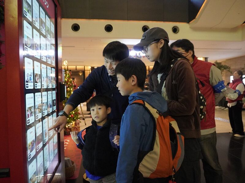 A família Morimoto visita uma Giving Machine em Tóquio, Japão, na segunda-feira, 24 de novembro de 2025.