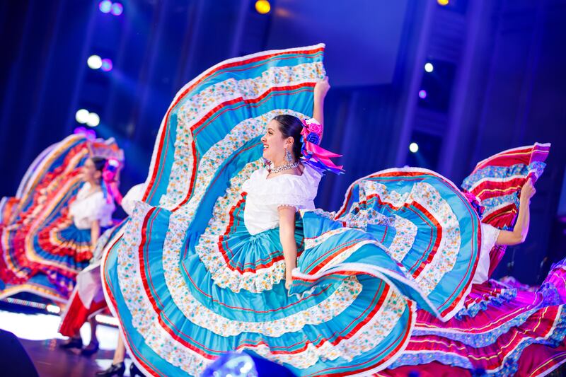 Dançarinos usando trajes tradicionais apresentam danças de toda a América Latina durante um ensaio geral de "Luz de las Naciones" em Salt Lake City, Utah, 3 de novembro de 2025.