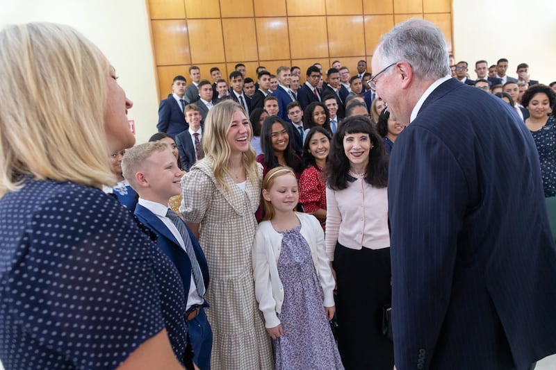 Élder Neil L. Andersen, à direita, e sua esposa, a irmã Kathy Andersen, cumprimentam os filhos do presidente Mark D. Crane e da sister Cosette Crane, à esquerda, líderes da Missão Brasil Recife Sul, antes de uma reunião com duas missões na manhã de sábado, 4 de março, em Recife, Brasil.