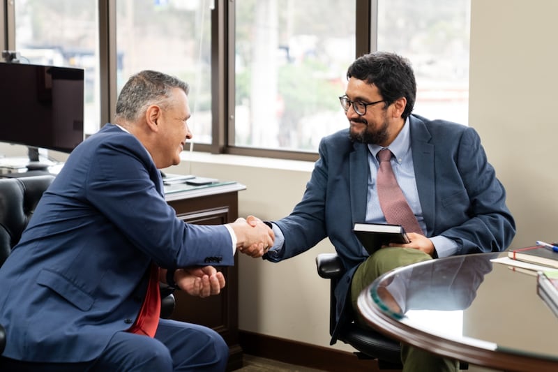 Elder Juan Pablo Villar, Setenta Autoridade Geral e presidente da Área Noroeste da América do Sul da Igreja, à esquerda, cumprimenta José Fernando Reyes, um funcionário do governo peruano, após entregar a ele um exemplar do Livro de Mórmon em Lima, Peru, em 3 de fevereiro de 2026.