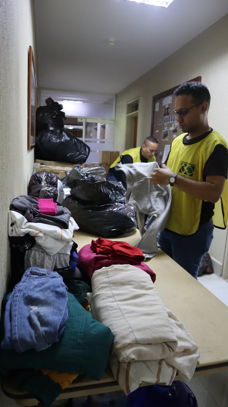 Voluntários e missionários de A Igreja de Jesus Cristo dos Santos dos Últimos Dias preparam itens para os afetados pelos gêmeos terremotos na Venezuela no sábado, 27 de junho de 2026.