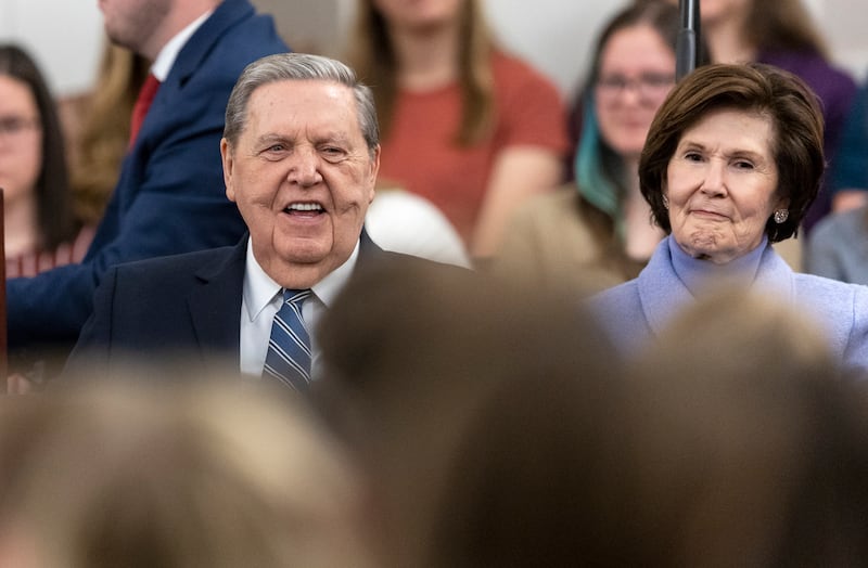 Élder Jeffrey R. Holland, do Quórum dos Doze Apóstolos, e sua esposa, a irmã Patricia T. Holland, observam o grande público reunido para ouvi-lo discursar, em um devocional na Snow College em Ephraim, Utah, no domingo, 23 de outubro de 2022.