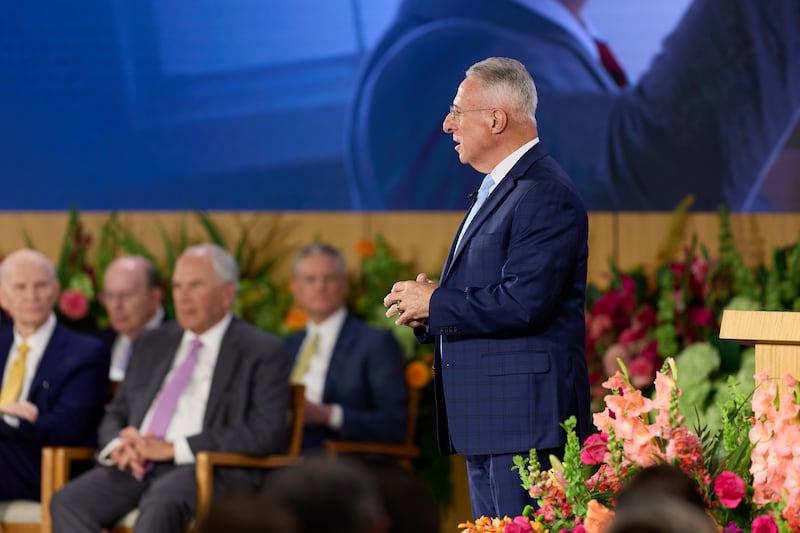 Élder Ulisses Soares discursa durante o Seminário para Novos Líderes de Missão de 2026, na quinta-feira, 18 de junho de 2026, realizado no Centro de Treinamento Missionário de Provo, em Provo, Utah.
