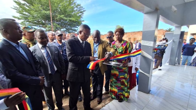 The symbolic ribbon-cutting by Mayor Gérard Kabwe, Mwene-Ditu, to open the new maternity building in the Democratic Republic of the Congo on March 27, 2026.