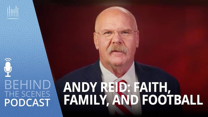 O técnico principal Santo dos Últimos Dias da NFL, Andy Reid, participou de uma entrevista com Derrick Porter, apresentador de Música e Palavras de Inspiração, publicada em 23 de junho de 2026.