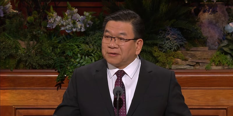 Elder Michael John U. Teh, Setenta Autoridade Geral, fala durante a sessão de sábado de manhã da 196ª Conferência Geral Anual d'A Igreja de Jesus Cristo dos Santos dos Últimos Dias no Centro de Conferências em Salt Lake City em 4 de abril de 2026.