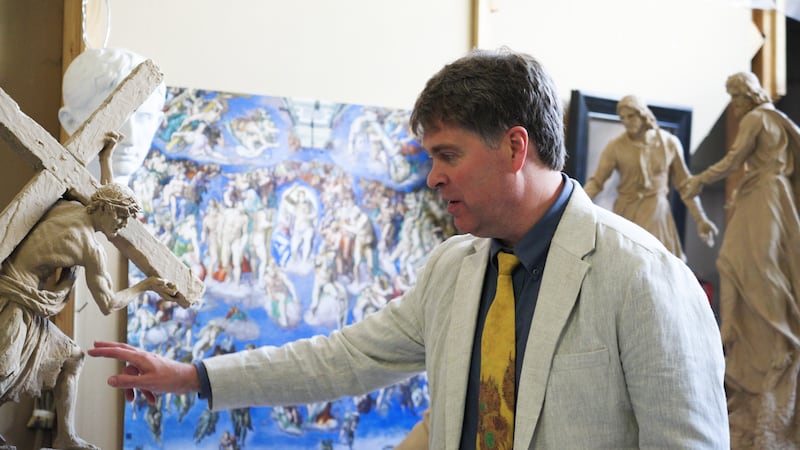 O escultor Michael Hall mostra uma de suas esculturas em seu estúdio em Provo, Utah.