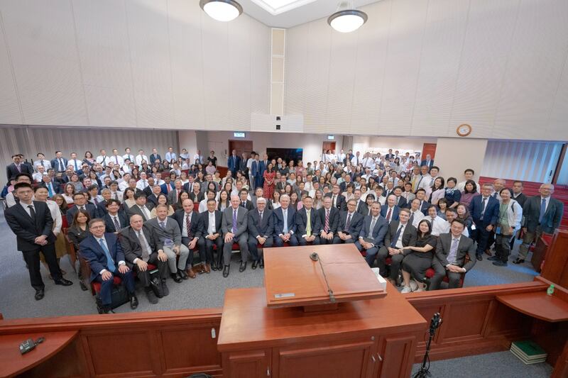 Élder Dieter F. Uchtdorf é fotografado com líderes em uma reunião de treinamento.