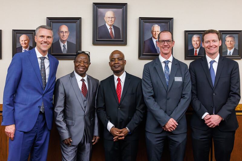 Membros do novo bispado do Bairro Treasure Valley (Suaíli) com outros líderes tiram uma foto juntos no domingo, 8 de fevereiro de 2026, em Boise, Idaho.