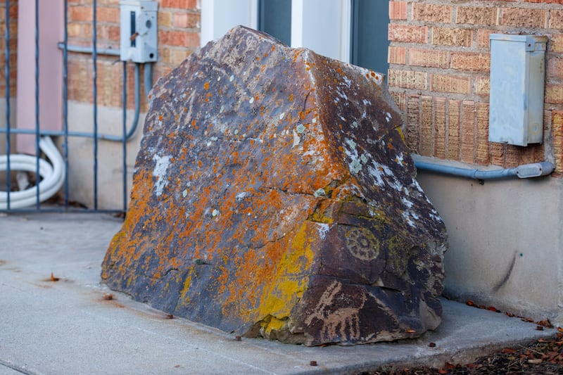 Coberta com líquen, esta rocha com petróglifos foi limpa e preservada após ser removida de uma laje de concreto em uma capela de Tremonton, Utah, d'A Igreja de Jesus Cristo dos Santos dos Últimos Dias na segunda-feira, 8 de dezembro de 2025. Em seguida, foi devolvida ao seu local original por meio de um esforço colaborativo.