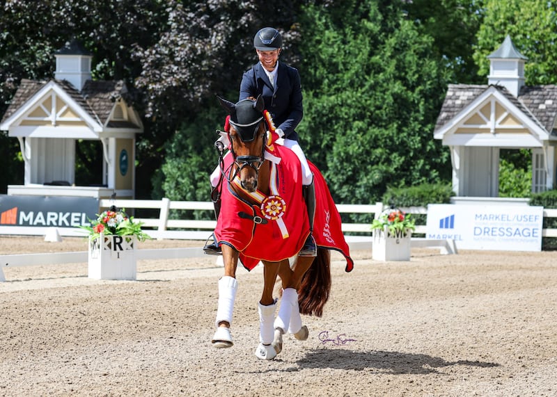 Justin Giles, um Santo dos Últimos Dias, monta seu cavalo durante uma competição nacional de adestramento de cavalo de sela de Wayne, Illinois, em agosto de 2025.