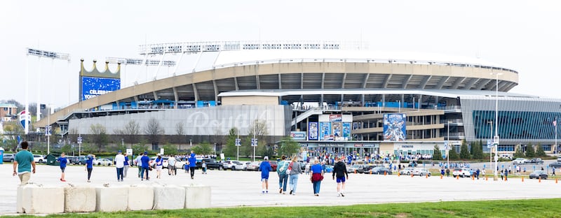 Torcedores entram no Kauffman Stadium para a noite JustServe no jogo do Kansas City Royals em Kansas City, Missouri, quinta-feira, 9 de abril de 2026.