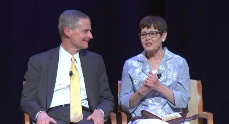 Élder David A. Bednar, do Quórum dos Doze Apóstolos, e sua esposa, a irmã Susan Bednar, discursam para adultos solteiros na sexta-feira, dia 6 de agosto de 2021, de Oakland, Califórnia.