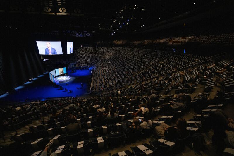 Estudantes reúnem-se no Marriott Center, campus da BYU Provo, na terça-feira, dia 2 de março de 2021, para ouvir os comentários de Élder Gary E. Stevenson, do Quórum dos Doze Apóstolos.