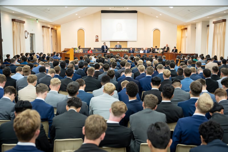 Mais de 300 missionários se reuniram para o devocional com Élder Ronald A. Rasband do Quórum dos Doze Apóstolos em Manágua, Nicarágua, na sexta-feira, 16, 2026.