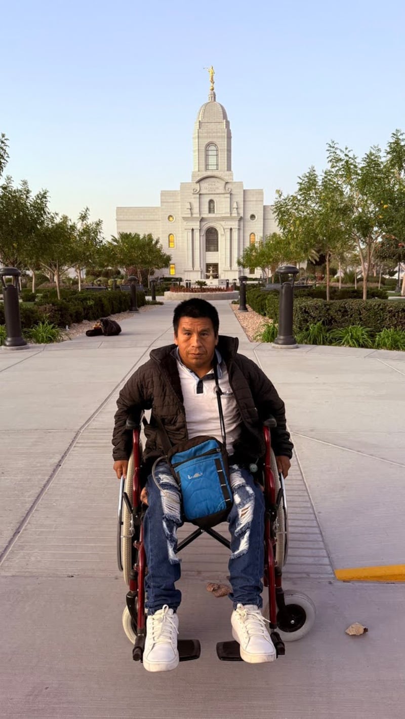 Um homem Santo dos Últimos Dias posa para uma foto em frente ao Templo de Arequipa Peru na primeira semana de agosto de 2025.