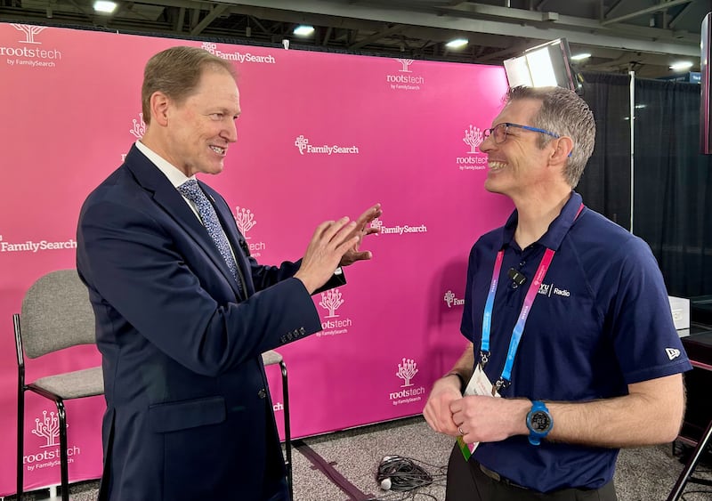 Elder Mark A. Bragg é entrevistado por Brandon Isle durante o RootsTech 2026.