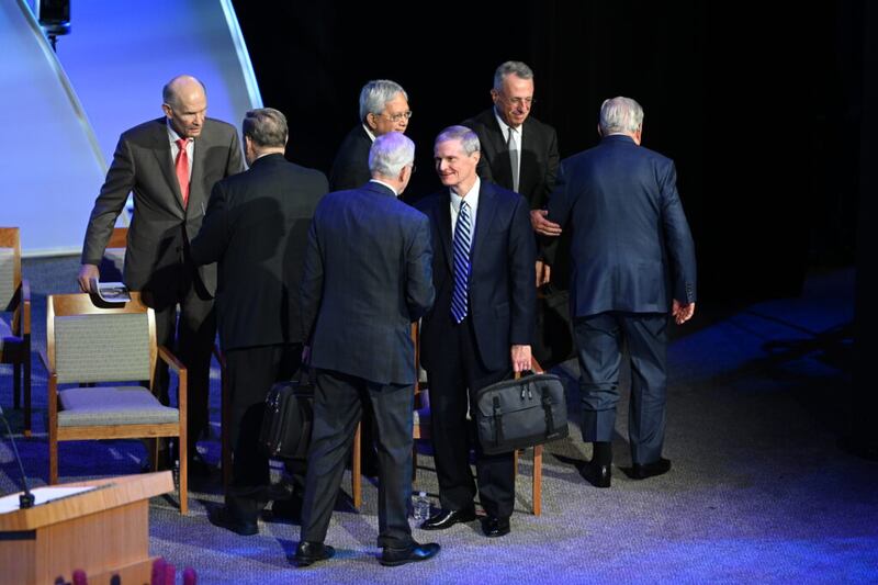 Élder David A. Berdnar cumprimenta Élder D. Todd Christofferson durante o Seminário para Nova Liderança de Missão de 2021, realizado na quinta-feira dia 24 de junho, no Teatro do Centro de Conferências.