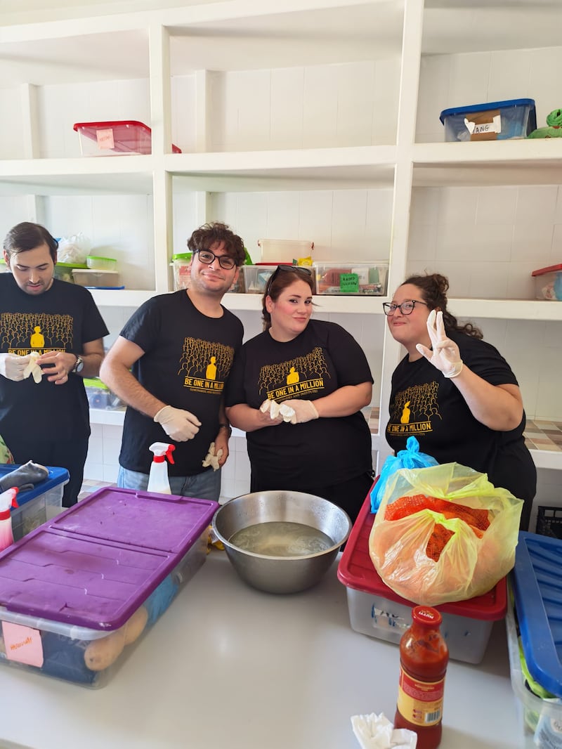 Adultos solteros jovens da Estaca Palermo Itália organizam e classificam alimentos e suprimentos em Casa Scalabrini 634 em Roma, Itália.