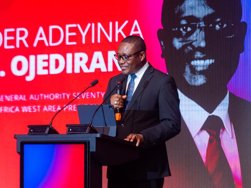 Elder Adeyinka A. Ojediran fala na oitava Conferência Anual Fortalecendo as Famílias, realizada de 19 a 20 de junho de 2026, em Monróvia, Libéria.