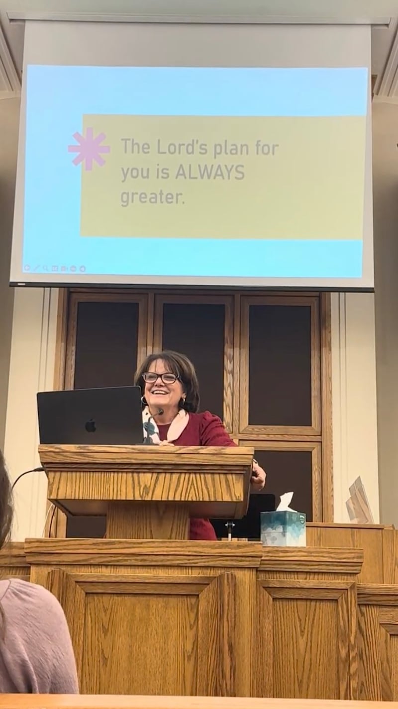 Shawna Edwards — compositora de "Because," uma nova adição a Hinos—Para o Lar e Igreja — fala em um devocional para jovens adultos em Spanish Fork, Utah, outubro de 2025.