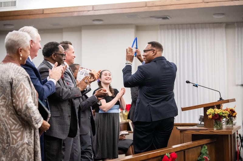 Sacher Dawson, Diretor Executivo da Hope Farm, recebe seu prêmio de serviço pelo trabalho que a Hope Farm realiza para meninos sem pai e suas mães solteiras na comunidade durante o devocional Saints in Unity em Fort Worth, Texas, em 16 de novembro de 2025.