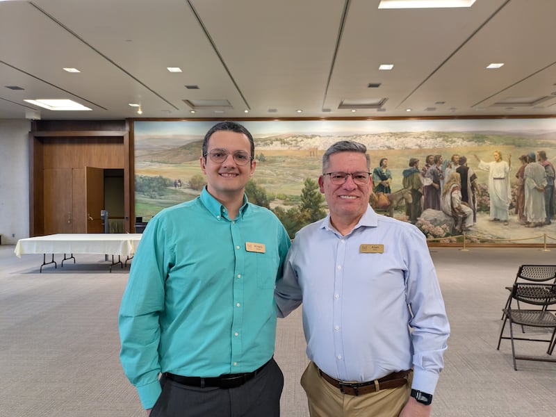 Alvaro Martins, à esquerda, e Alan Silva, à direita, posam para uma foto no Edifício de Escritórios da Igreja na terça-feira, 17 de fevereiro de 2026. Ambos são membros de The Tabernacle Choir at Temple Square e são do Brasil.