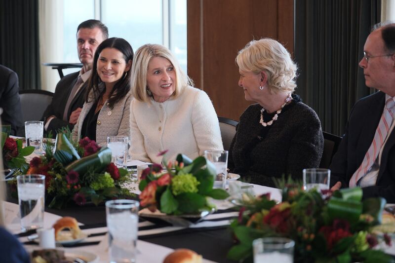 A presidente geral da Sociedade de Socorro Camille N. Johnson conversa com a diretora executiva do Programa Mundial de Alimentos Cindy McCain durante um almoço no Edifício Memorial Joseph Smith em Salt Lake City, Utah, na sexta-feira, 30 de janeiro de 2026.