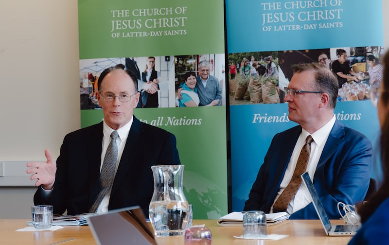 O Bispo Presidente W. Christopher Waddell (à esquerda) lidera uma discussão em mesa redonda sobre o cuidado com os necessitados ao redor do mundo com os líderes de organizações humanitárias em Londres, Inglaterra, na segunda-feira, 23 de março de 2026.