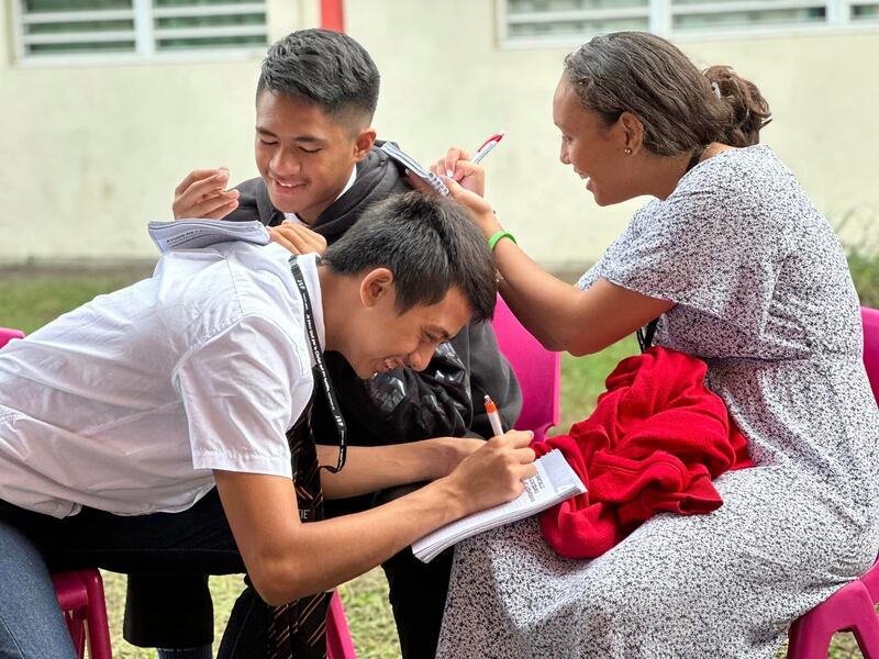 Jovens na Polinésia Francesa participam de uma atividade durante uma conferência FSY, em julho de 2023.