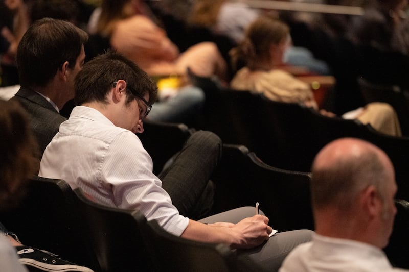 Um estudante ouve no devocional da BYU–Idaho em Rexburg, Idaho, na terça-feira, 2 de junho de 2026.