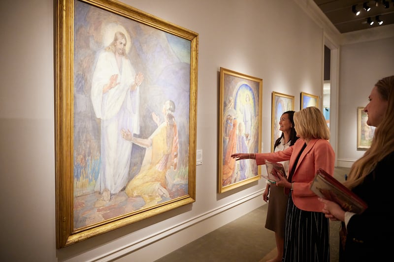 Presidente Camille N. Johnson, presidente geral da Sociedade de Socorro, (ao centro) e sua segunda conselheira, a irmã Kristin M. Yee (à esquerda), visitam a exposição de Minerva Teichert no Museu de História da Igreja, em 28 de junho de 2023.