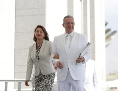 Élder Ulisses Soares e irmã Rosana Soares chegam para a cerimônia da pedra angular no Templo de Arequipa Peru no dia 15 de dezembro, 2019.