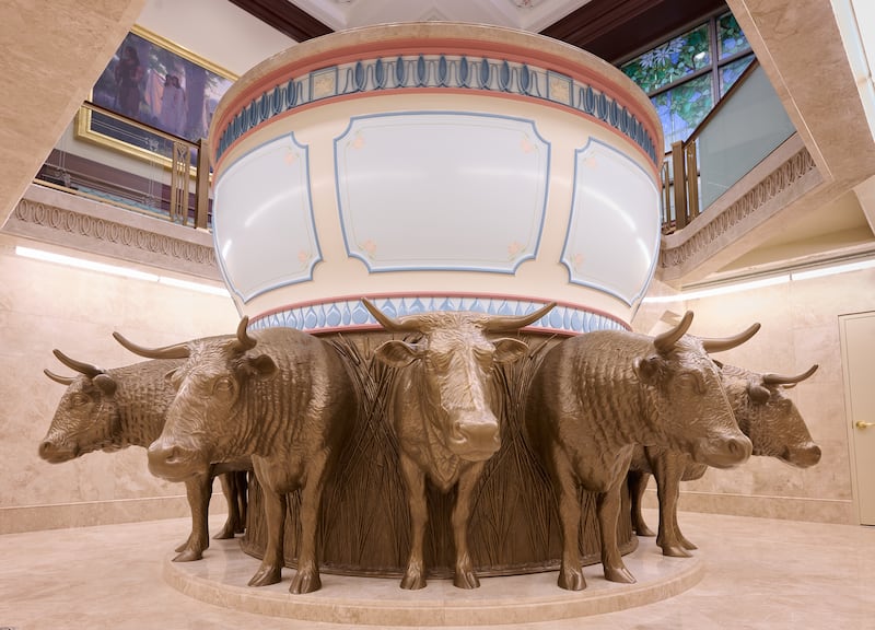 Uma pia batismal do interior do Templo de Lindon Utah.