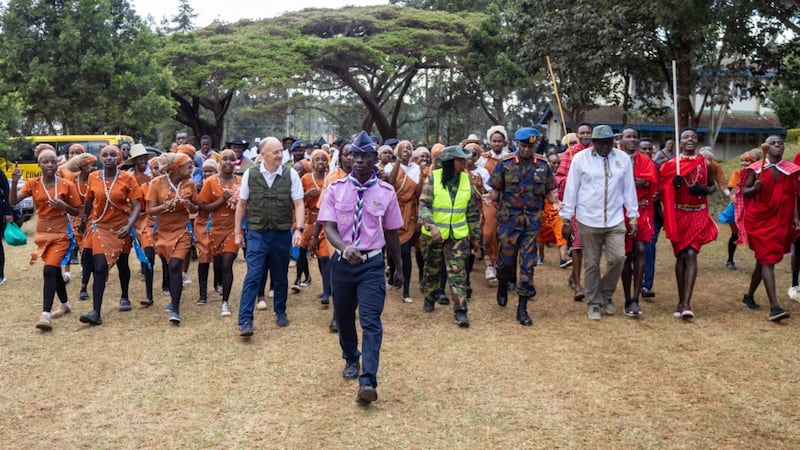 Élder Paul B. Pieper e autoridades locais abrem cerimonialmente a celebração do Mazingira Day no Thogoto Teachers Training College em Thogoto, Quênia em 10 de outubro de 2026