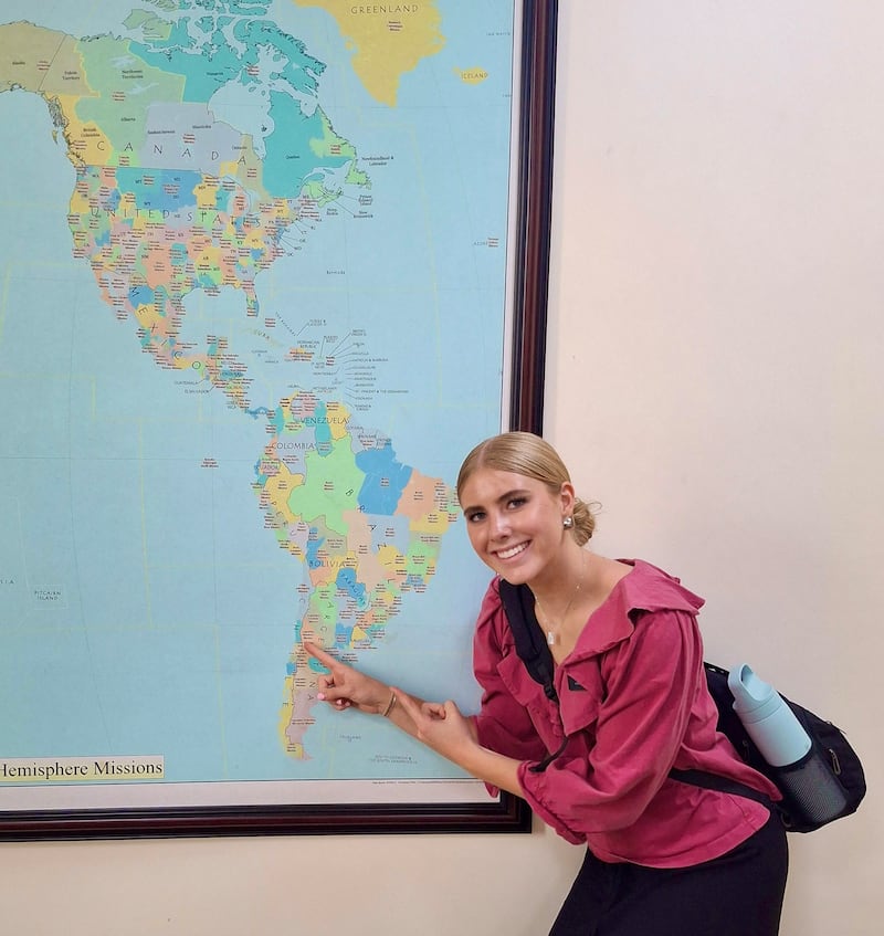 Jane Farrell aponta para a Missão Chile Viña Del Mar durante seu serviço de treinamento missionário na Cidade do México, México, 5 de julho de 2025.