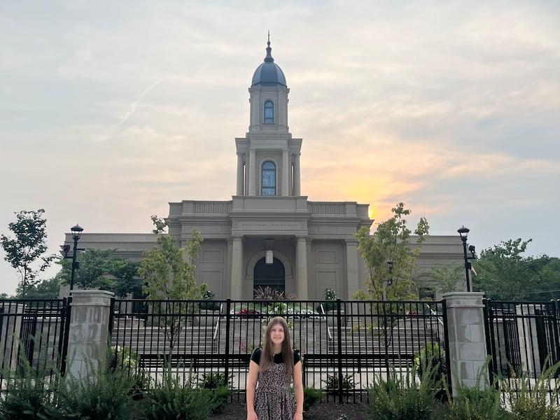 Janie Jensen, de 16 anos, da Ala Westlake, Estaca Cleveland Ohio, é retratada em frente ao Templo Cleveland Ohio em breve dedicação em 9 de agosto de 2026.