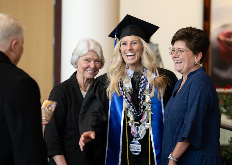 Os formandos da BYU–Idaho se reúnem no BYU–I Center de Rexburg, Idaho, para a cerimônia de formatura realizada na quinta-feira, 18 de dezembro de 2025.