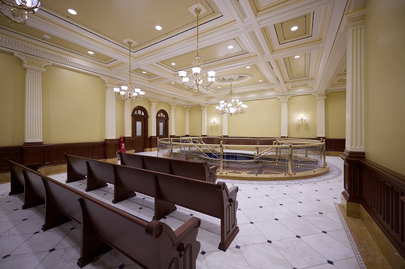 Bancos de madeira da área leste da pia batismal do Templo de Salt Lake em Salt Lake City em 30 de janeiro de 2026.