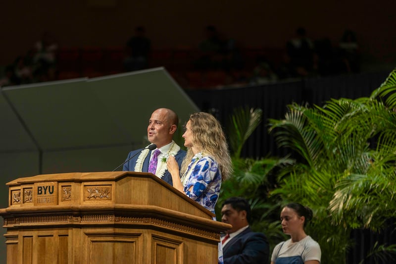 O Presidente de BYU–Hawaii John S.K. Kauwe III e sua esposa, Irmã Monica Kauwe, falam durante o devocional de abertura do semestre de outono na terça-feira, 8 de setembro de 2026, no Centro de Atividades Cannon em Laie, Hawaii.