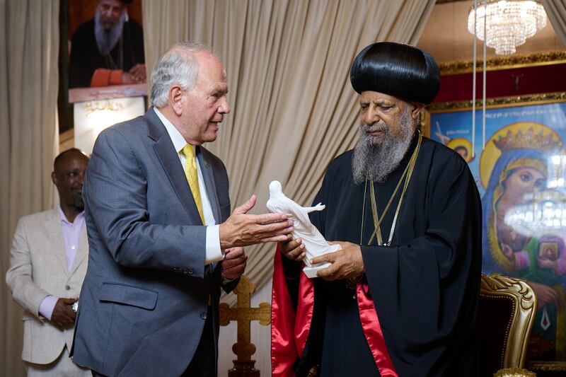 Elder Ronald A. Rasband apresenta uma estátua de Cristo a Abune Mathias, patriarca da Igreja Ortodoxa Tewahedo Etíope, em Addis Ababa, Etiópia, 30 de outubro de 2025.