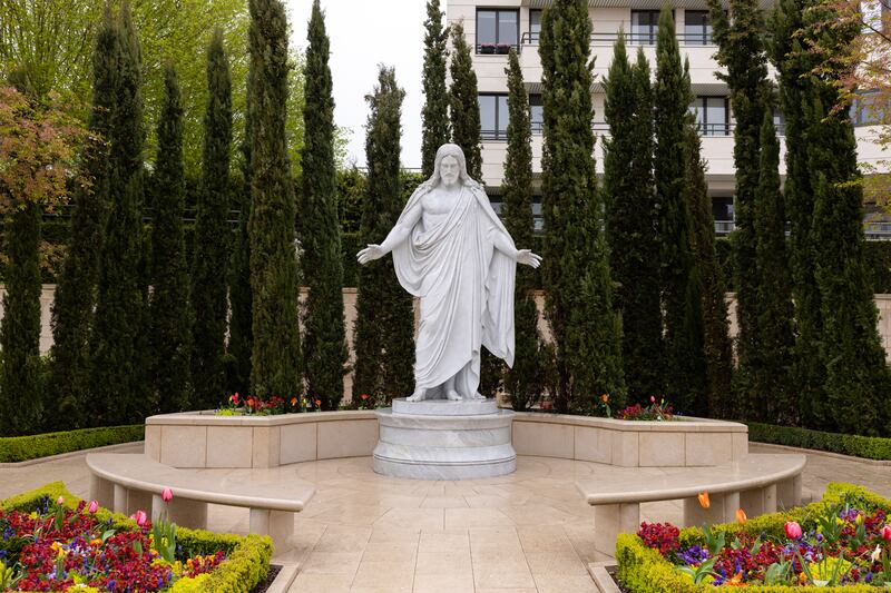 Uma estátua do Christus nos terrenos do Templo de Paris, França, é retratada em 14 de abril de 2023.