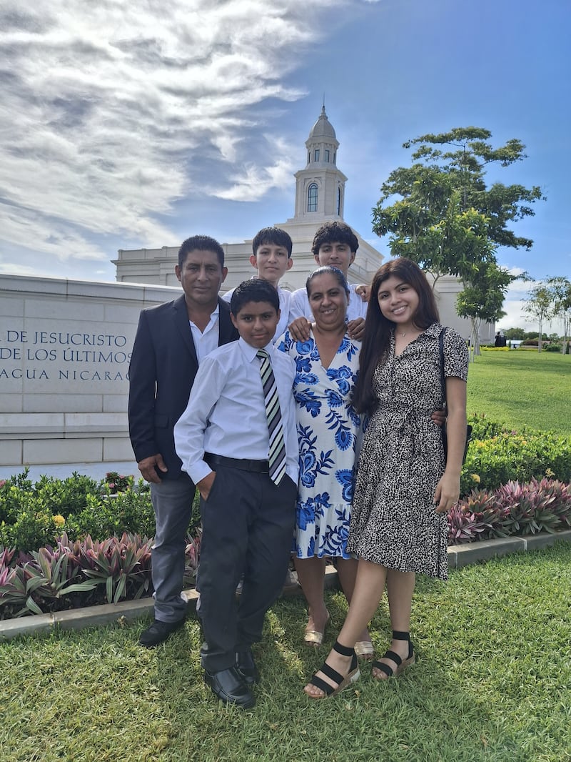 Dariana Martinez, à direita, está com membros da família do lado de fora do Templo de Managua Nicarágua em Managua, Nicarágua, após uma visita em 16 de setembro de 2026.