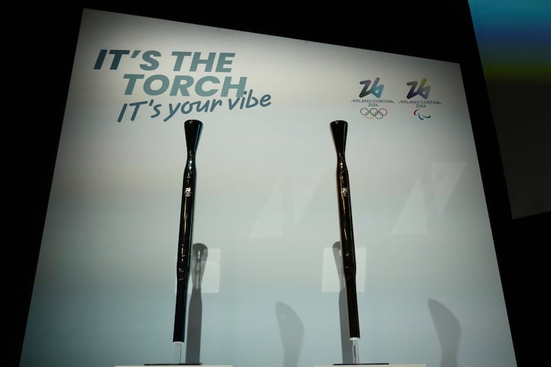 As tochas dos Jogos Olímpicos e Paralímpicos de Inverno de Milano Cortina 2026 são exibidas durante a cerimônia de apresentação em Milão, Itália, segunda-feira, 14 de abril de 2025.