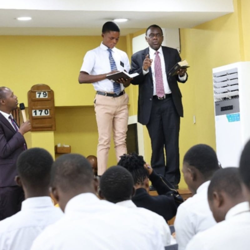 Elder Edward Dube ensina missionários no centro de treinamento missionário de Kinshasa, República Democrática do Congo, 1º de maio de 2026.
