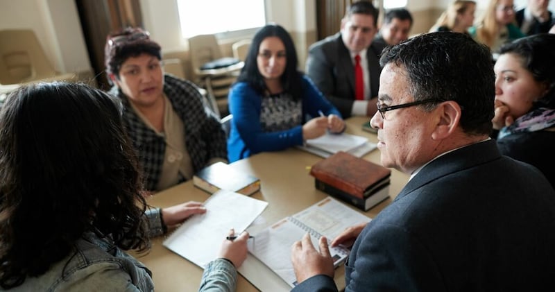 Professores de uma ala de Santos dos Últimos Dias no Chile se reúnem para uma reunião do conselho de professores.