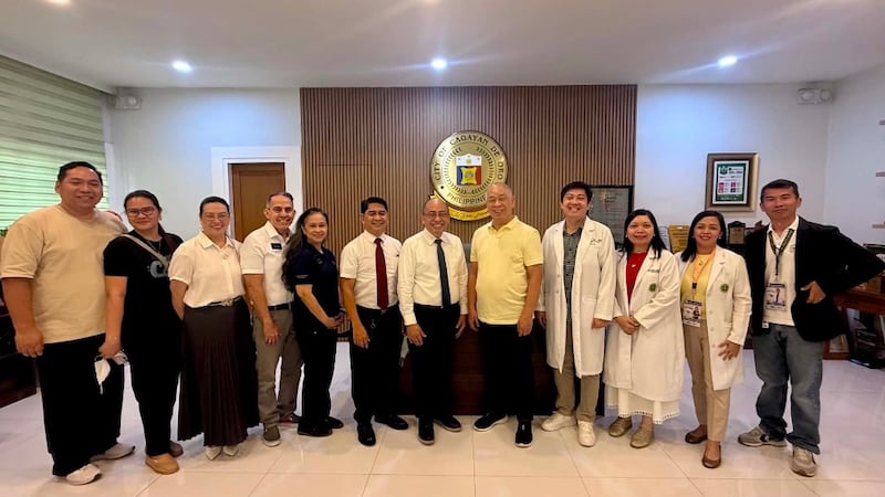 Representantes da Igreja, líderes da cidade e autoridades do hospital tiram uma foto juntos em Cagayan de Oro, Filipinas, em agosto de 2026.